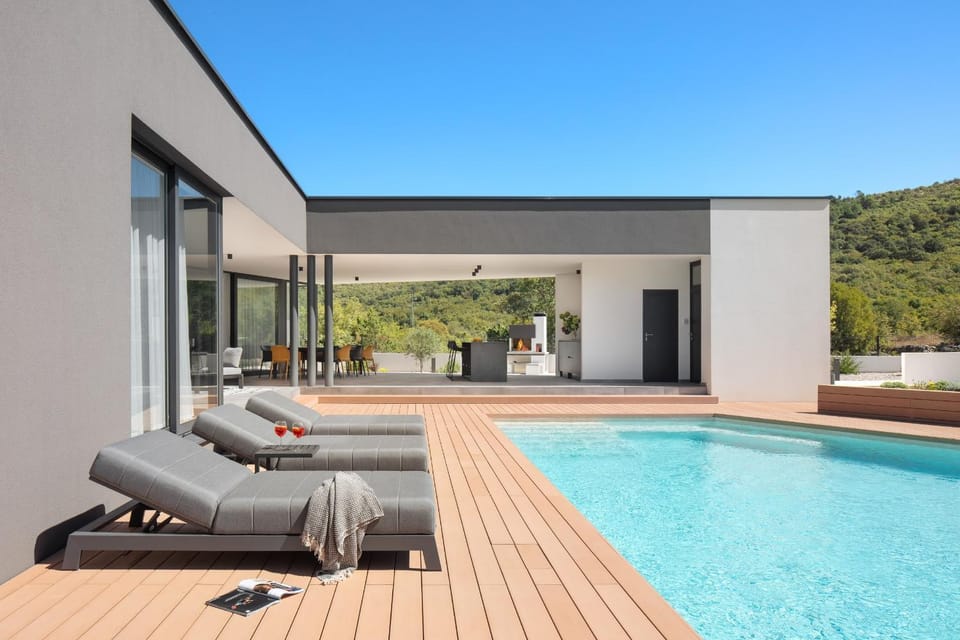 Swimming pool, sunbed