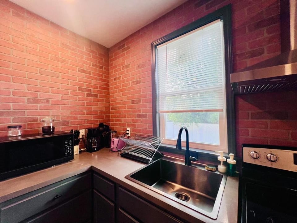 New! Stylish Spruce 3 bedroom Free parking & Wi-FI House in Niagara Falls
