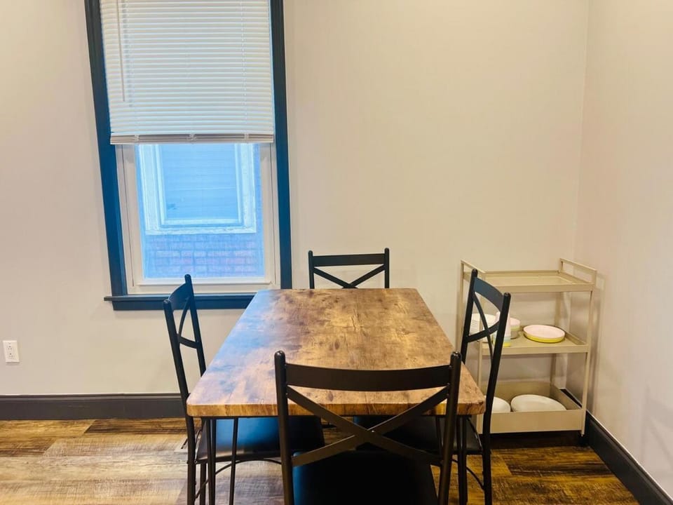 New! Stylish Spruce 3 bedroom Free parking & Wi-FI House in Niagara Falls
