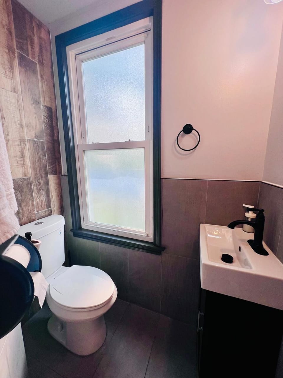 New! Stylish Spruce 3 bedroom Free parking & Wi-FI House in Niagara Falls