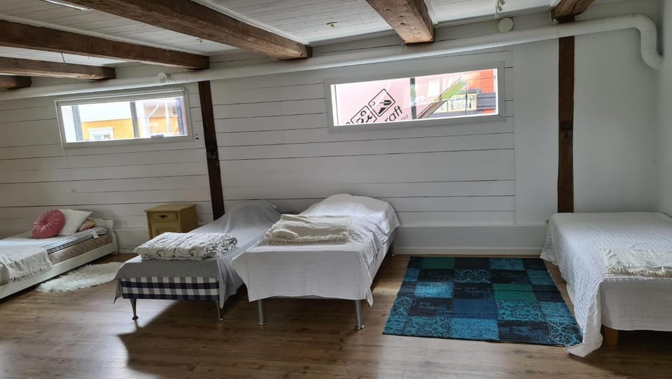 Lägenhet med kök och badrum och 4 bäddar i ett stort rum Apartment in Stockholm County