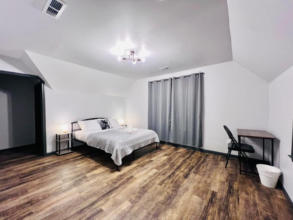 New! Modern 3 bedroom comfort Free parking & WIFI House in Niagara Falls