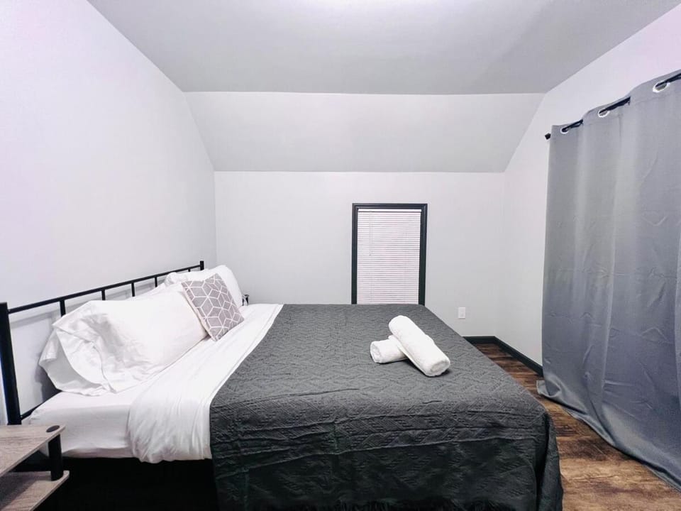 New! Modern 3 bedroom comfort Free parking & WIFI House in Niagara Falls