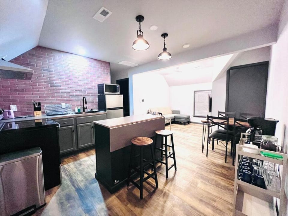 New! Modern 3 bedroom comfort Free parking & WIFI House in Niagara Falls