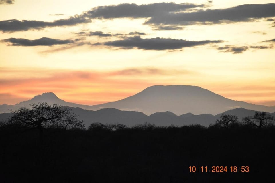 Rustic house near Tsavo - wildlife & sunsets House in Kenya