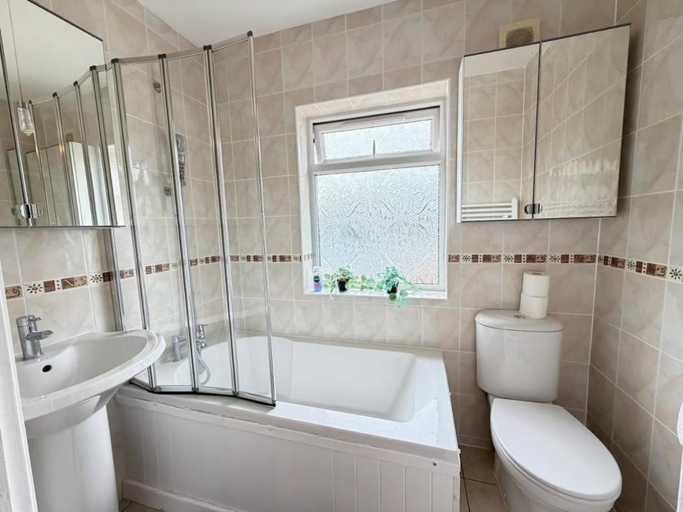Lovely Home in Bexley with Parking Apartment in Sidcup