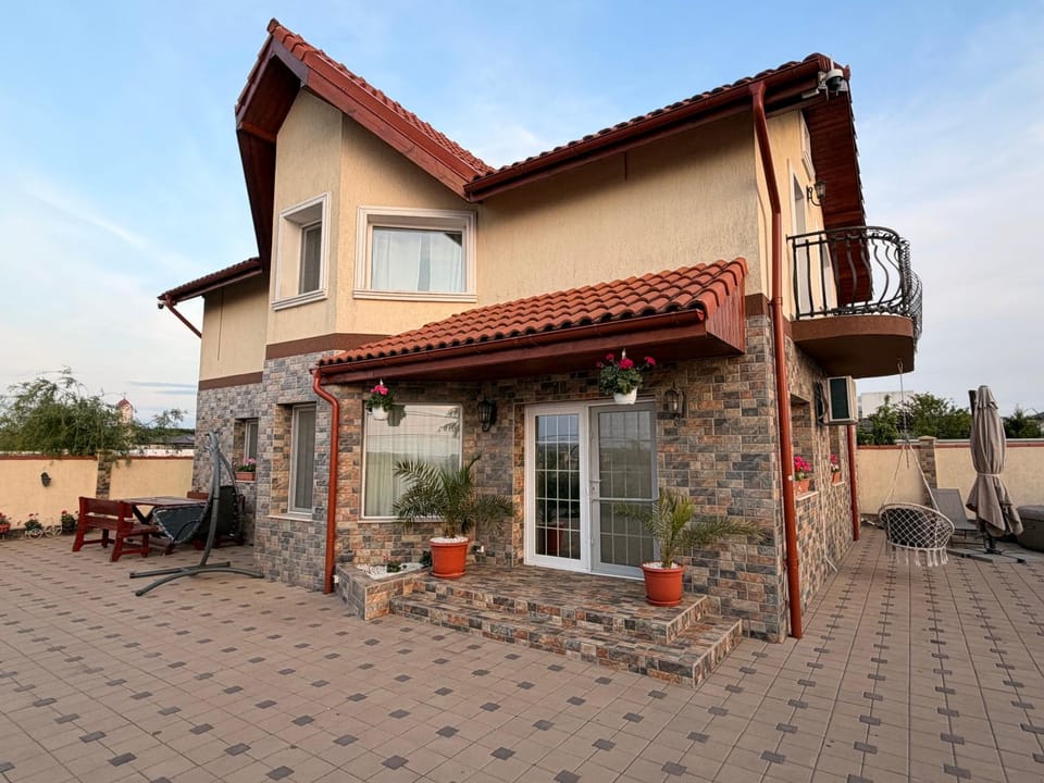 Property building, Garden, Swimming pool