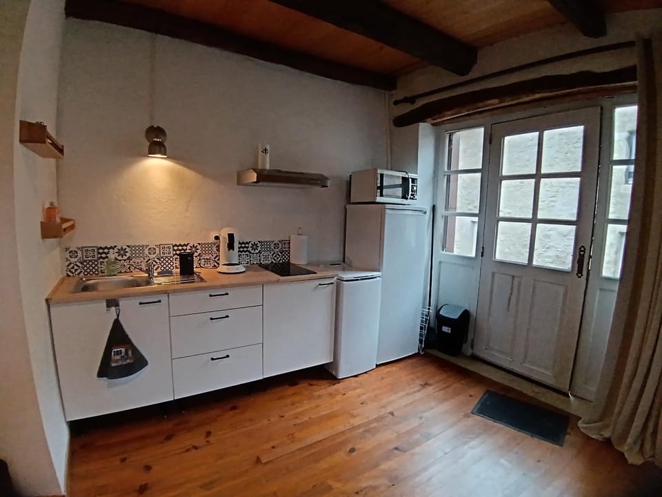 Kitchen or kitchenette, stove, washing machine