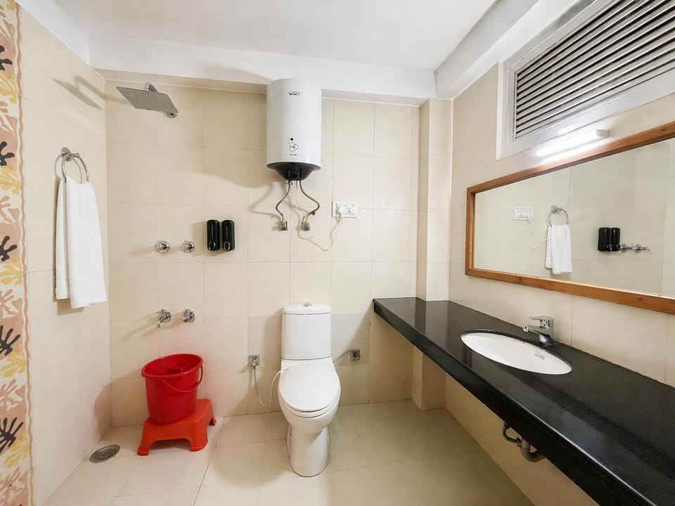 Hotel Hollywood Manali - Scenic River & Mountain View With Premium Rooms Near Mall Road Hotel in Manali