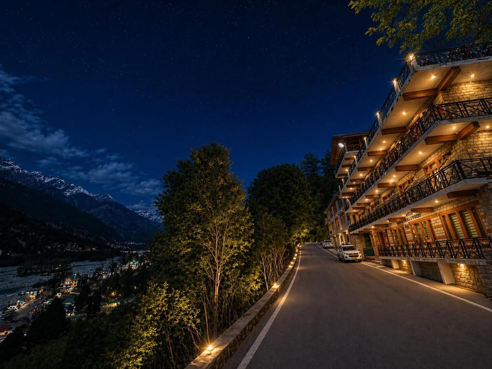Hotel Hollywood Manali - Scenic River & Mountain View With Premium Rooms Near Mall Road Hotel in Manali