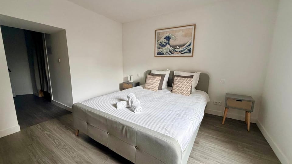 Photo of the whole room, Bedroom
