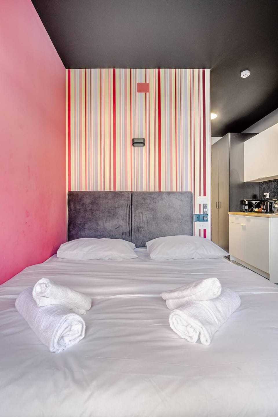 Bed, Photo of the whole room, Bedroom, towels