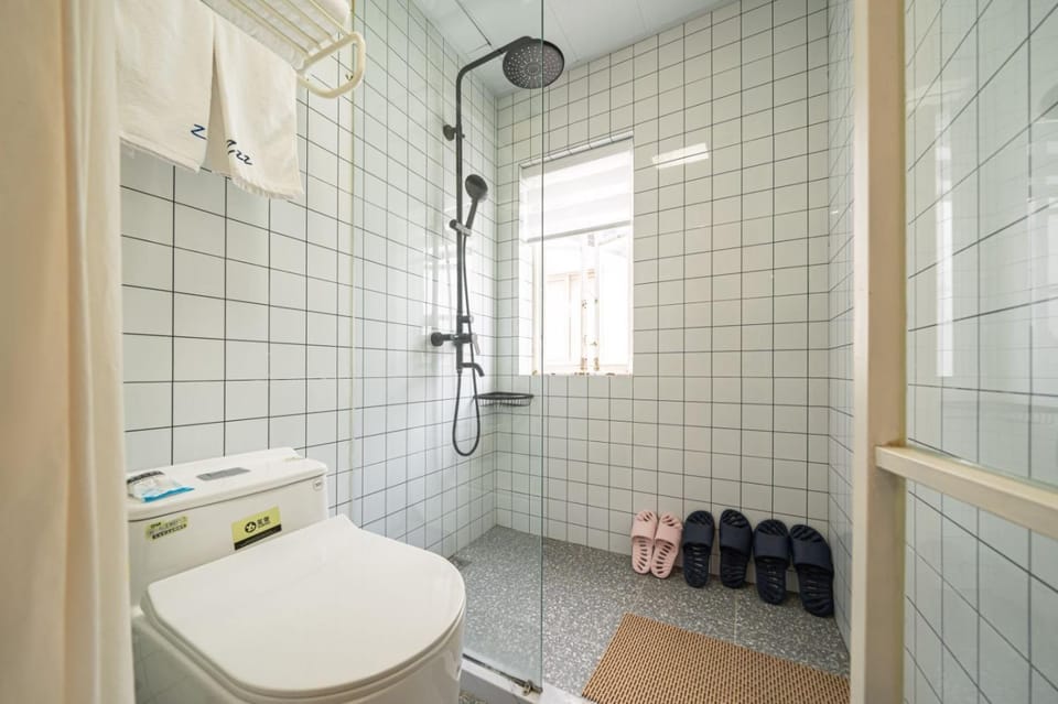 Shower, Toilet, Day, Bathroom, towels