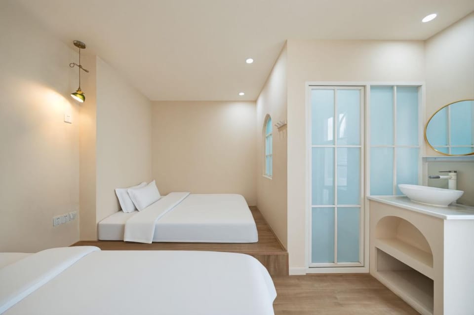 Bed, Bathroom, Photo of the whole room, Decorative detail, Bedroom