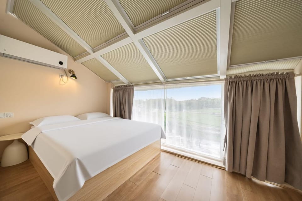 Bed, Day, Photo of the whole room, Bedroom, air conditioner