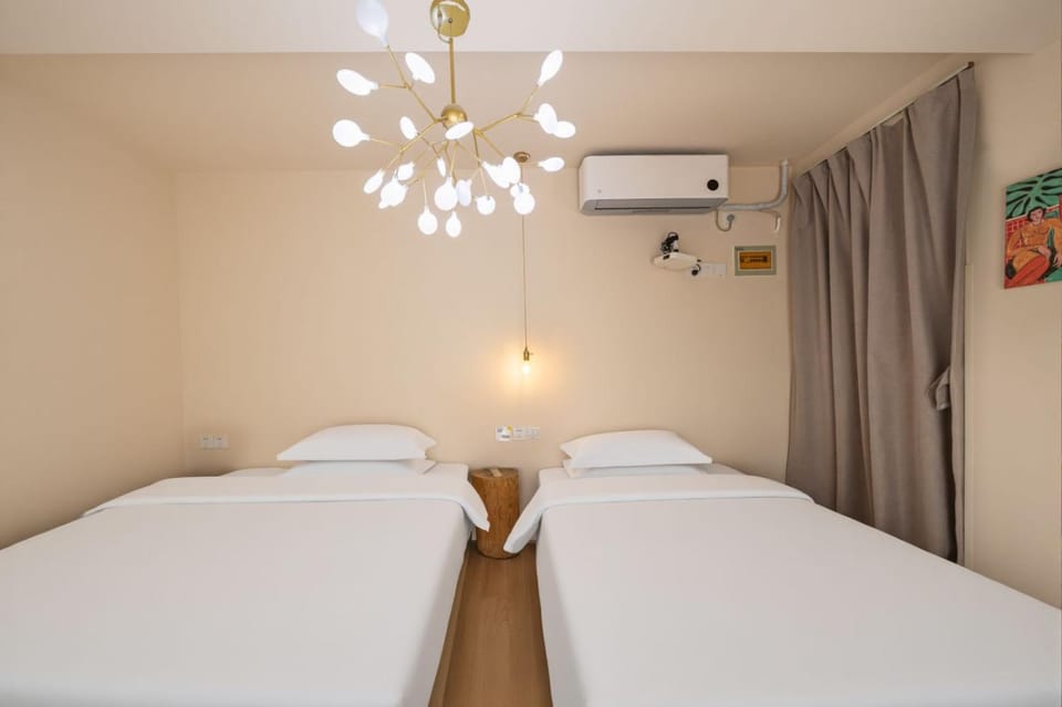 Bed, Photo of the whole room, Decorative detail, Bedroom, air conditioner
