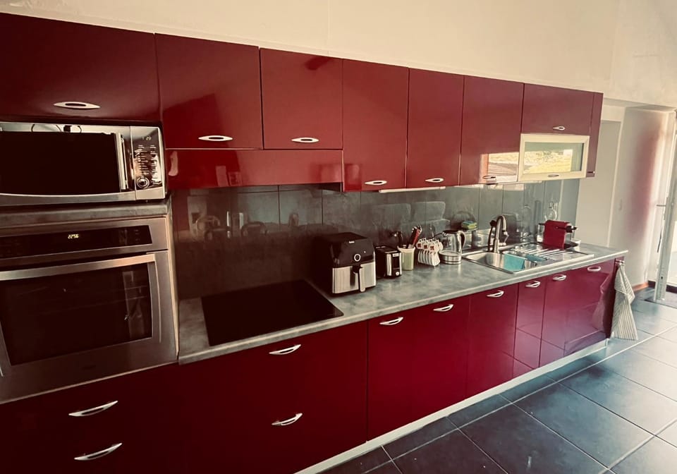 Coffee/tea facilities, Kitchen or kitchenette, dishwasher, oven, stove
