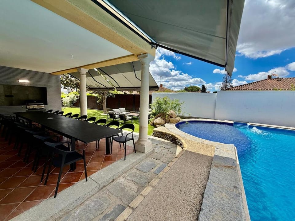 Villa Sol y Vino I Piscina Salada I Jacuzzi Spa I BBQ I PS5 I Aircon I Luxury & Privacy Jerez Villa in Jerez de la Frontera