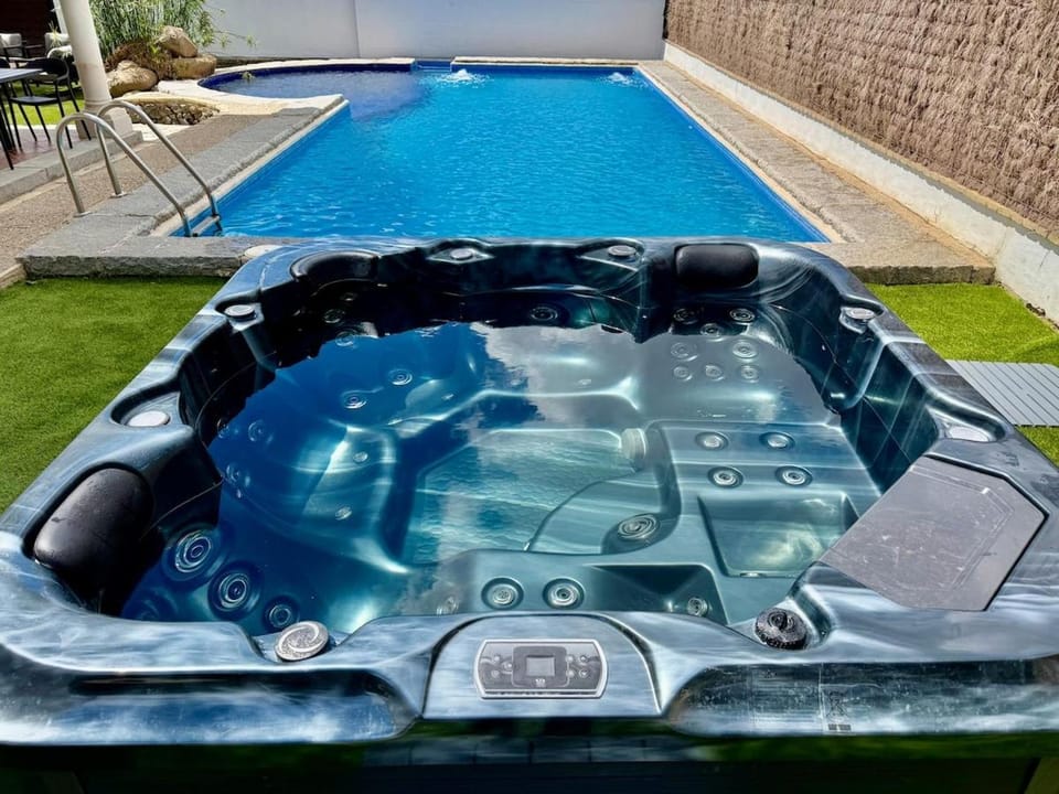 Hot Tub, Swimming pool