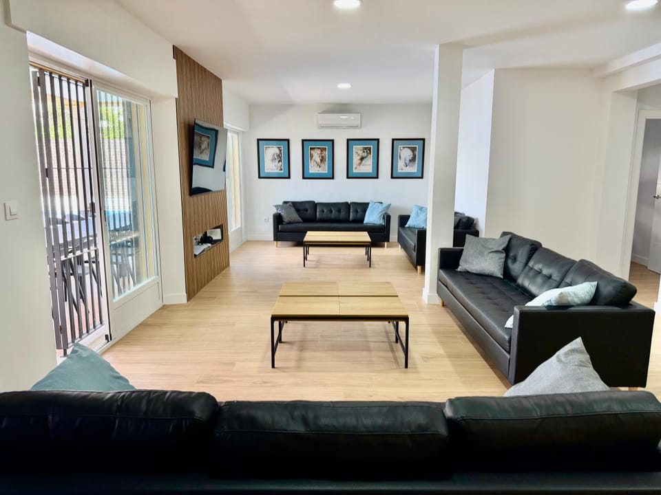 Villa Sol y Vino I Piscina Salada I Jacuzzi Spa I BBQ I PS5 I Aircon I Luxury & Privacy Jerez Villa in Jerez de la Frontera