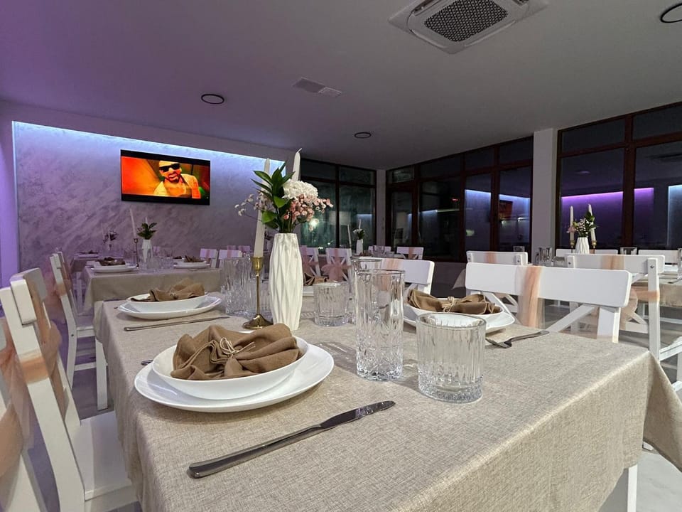 Restaurant/places to eat, TV and multimedia, Banquet/Function facilities