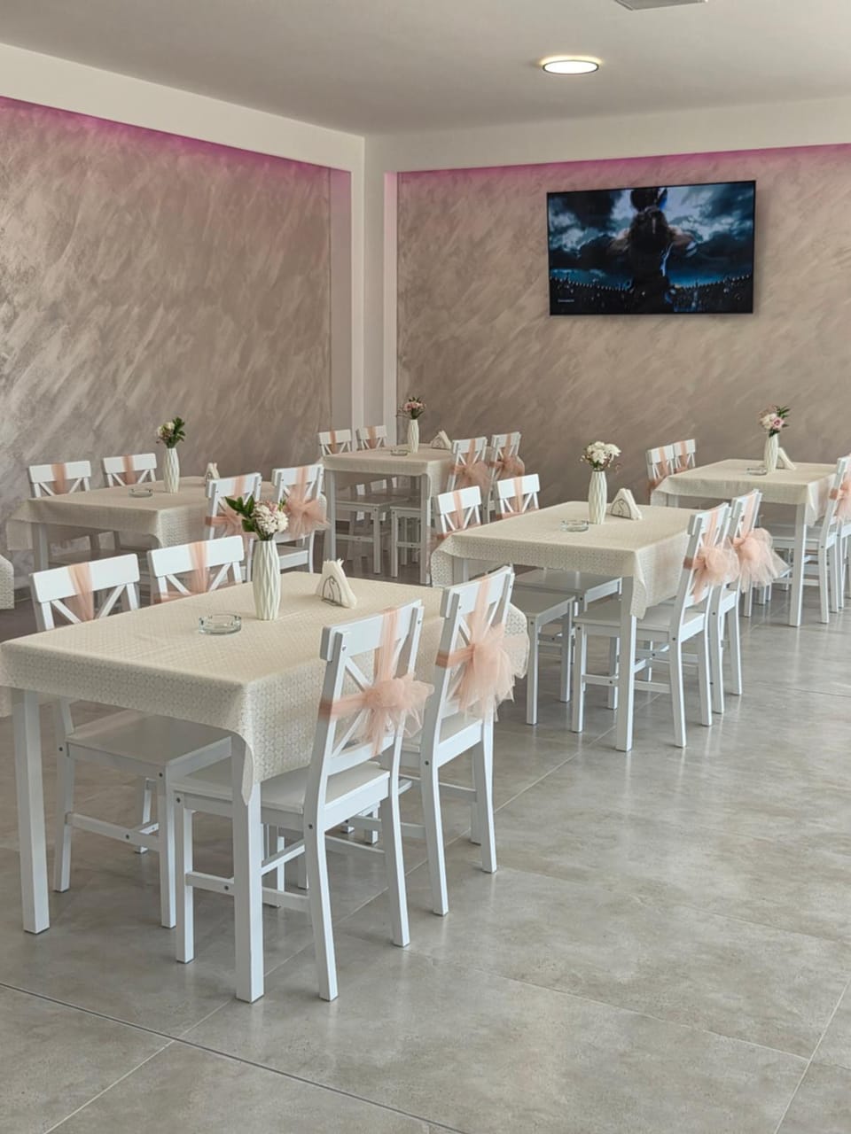 Restaurant/places to eat, TV and multimedia