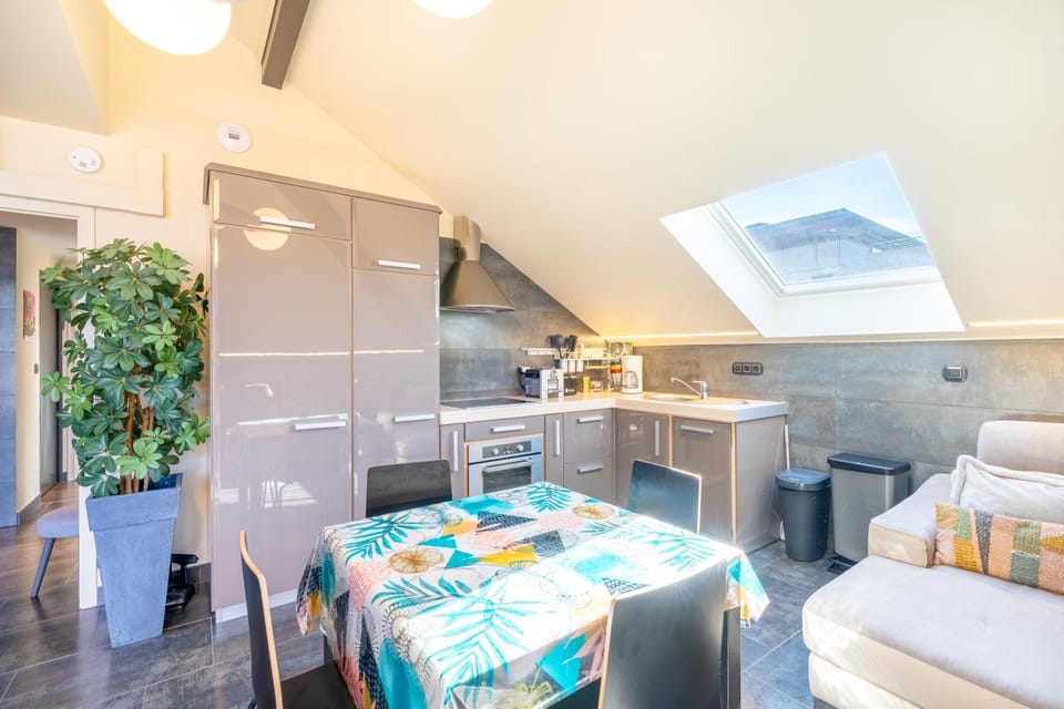 Seating area, Dining area, stove, kitchen