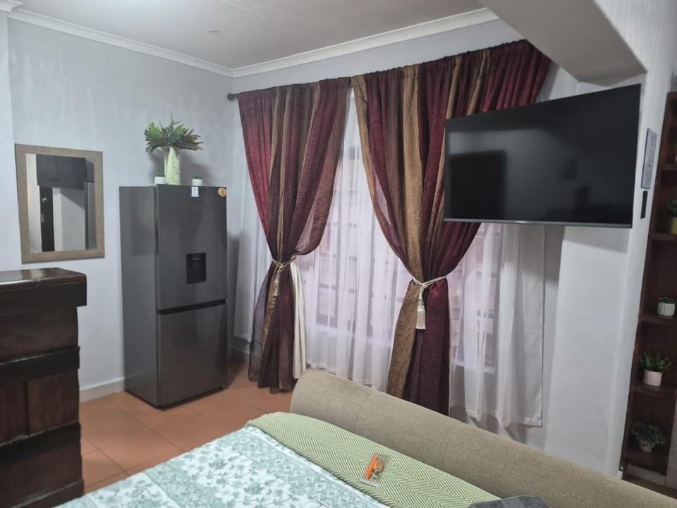 TV and multimedia, Kitchen or kitchenette, Photo of the whole room, Bedroom