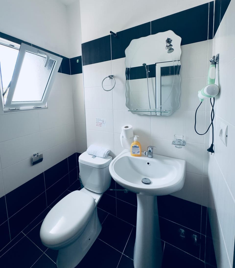 Sunflower Rooms Apartment in Ksamil