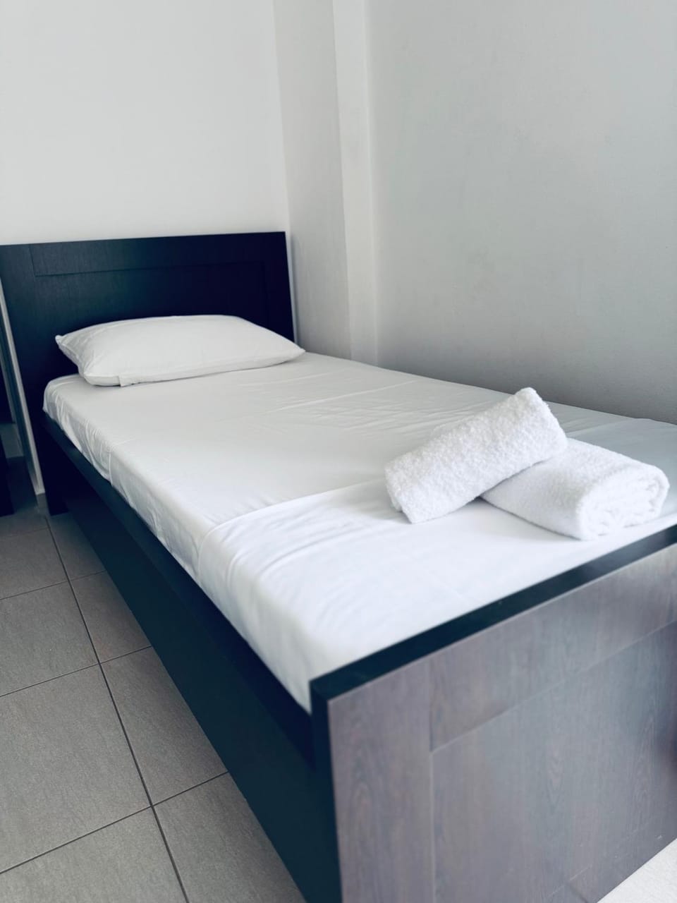 Sunflower Rooms Apartment in Ksamil
