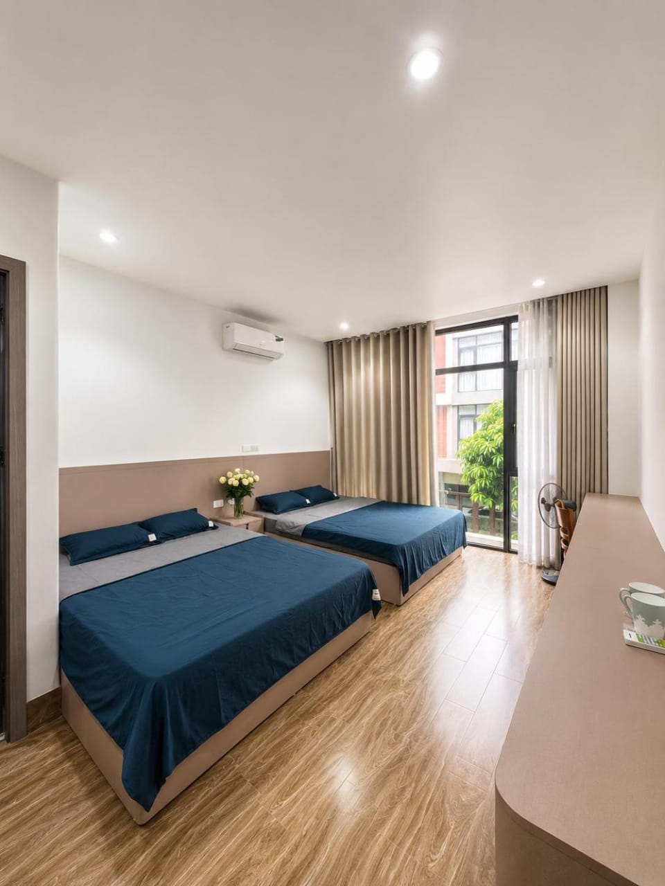 Shower, Toilet, Bed, Balcony/Terrace, Bedroom, City view