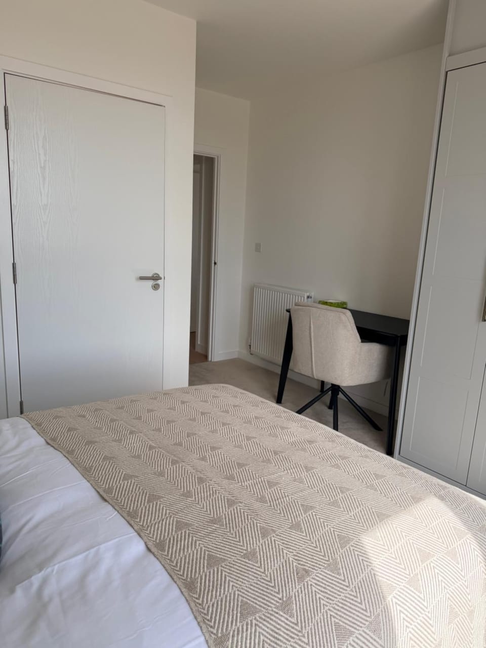 Spacious 3-Bed Hayes Apartment near Heathrow Apartment in Hounslow