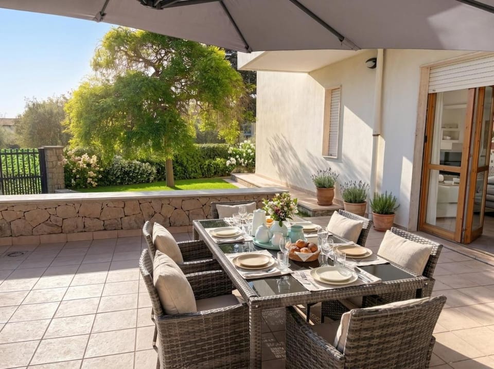 Patio, Garden, View (from property/room), Living room, Seating area, Dining area, Garden view