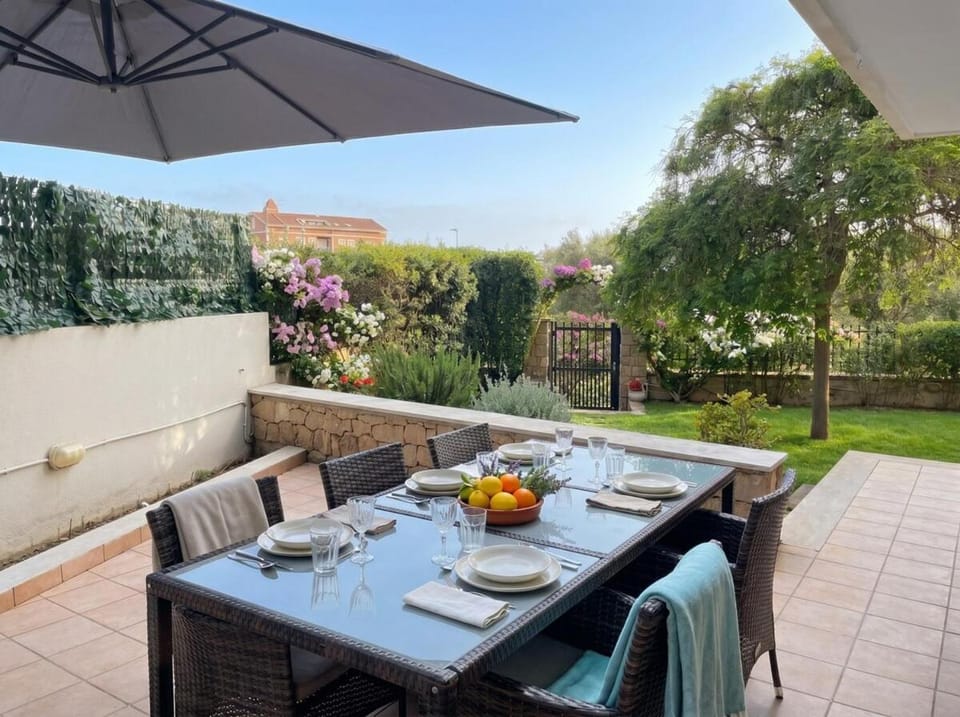 Patio, Garden, View (from property/room), Food and drinks, Seating area, Garden view