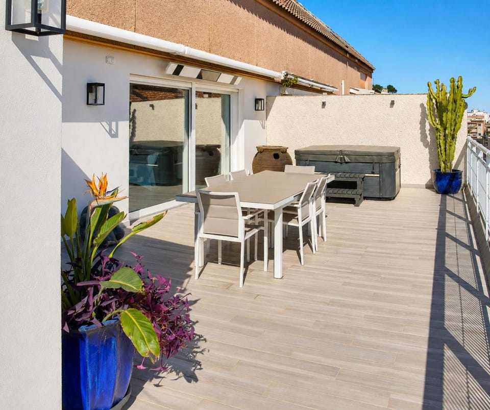 Property building, Patio, Day, Balcony/Terrace, Living room, Seating area