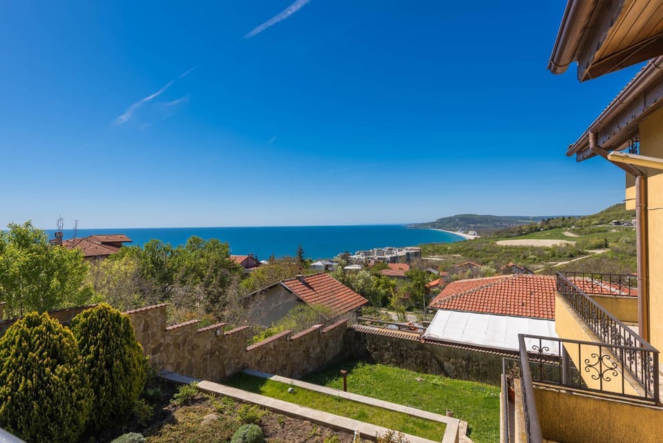 Property building, Nearby landmark, Day, Natural landscape, City view, Mountain view, Sea view