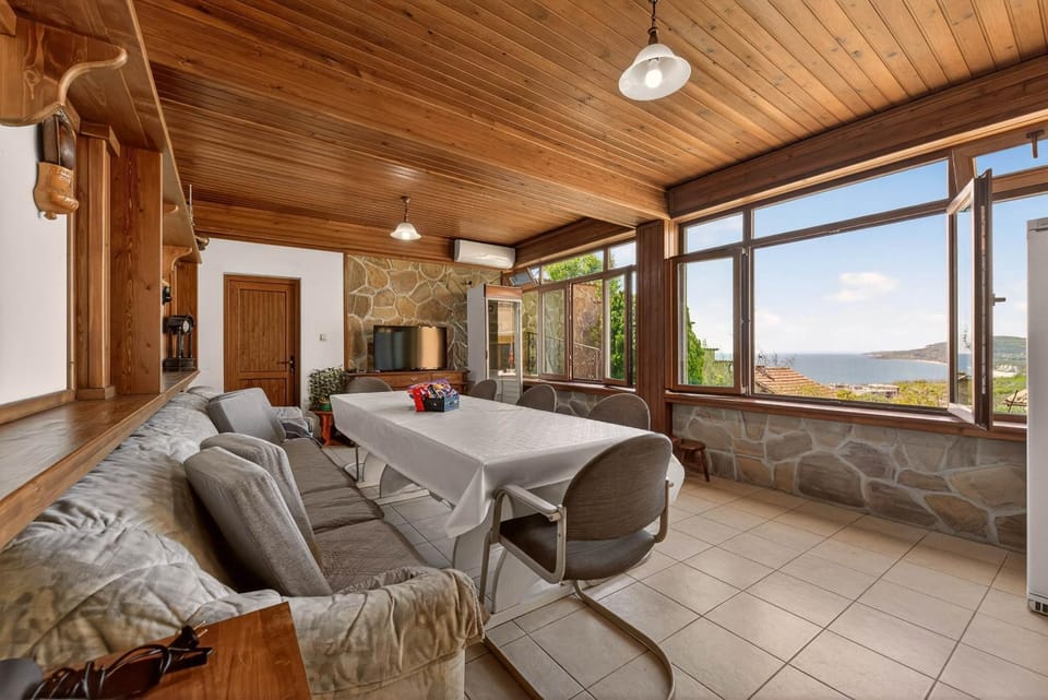 Natural landscape, Living room, Seating area, Dining area, Mountain view