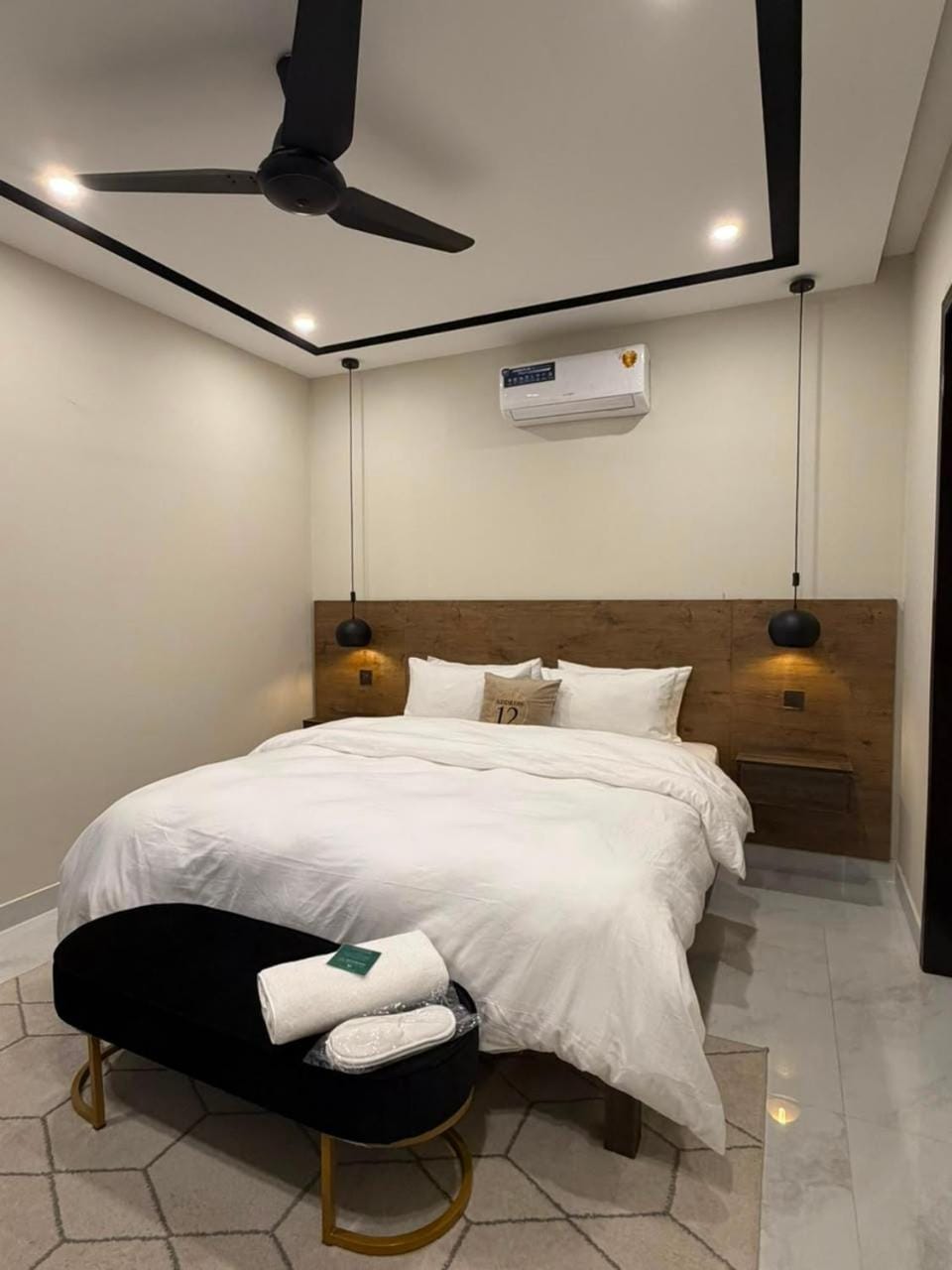 Photo of the whole room, towels, air conditioner