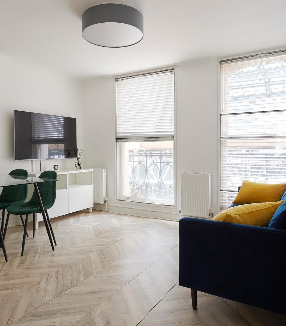 TV and multimedia, Living room, Seating area, Dining area, air conditioner