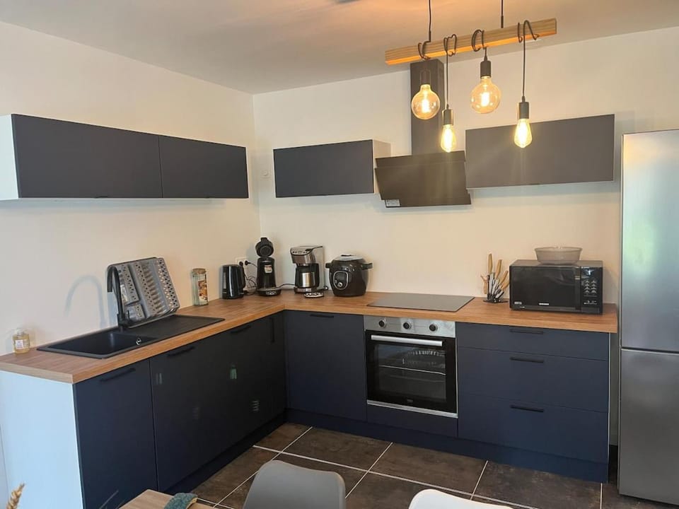 Coffee/tea facilities, Kitchen or kitchenette, dishwasher, oven, stove, toaster
