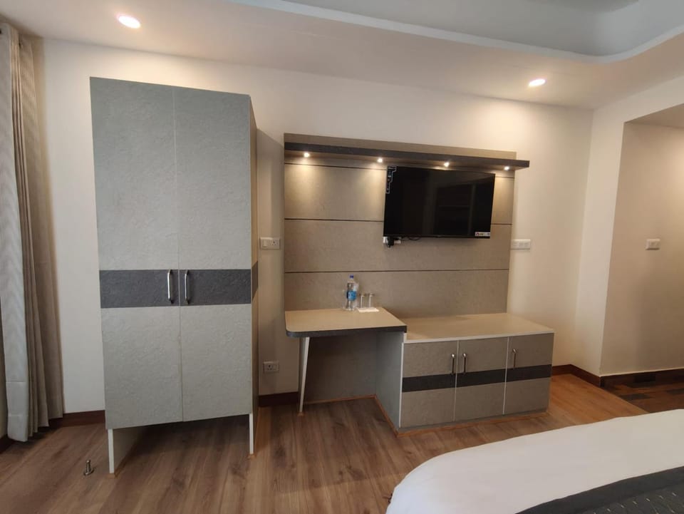 TV and multimedia, Photo of the whole room, Bedroom