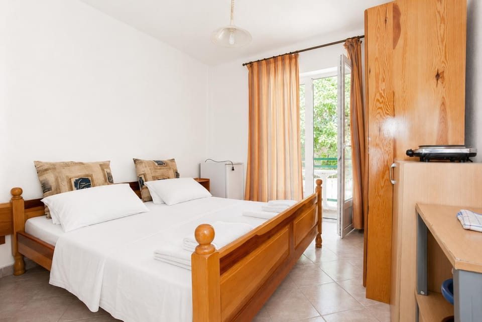 Bed, TV and multimedia, Bedroom, air conditioner