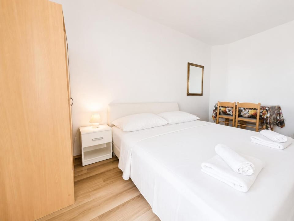 Bed, Photo of the whole room, Bedroom, towels, wardrobe
