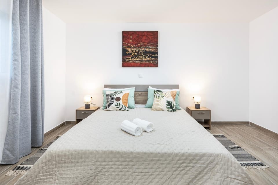 Bed, Photo of the whole room, Bedroom, towels