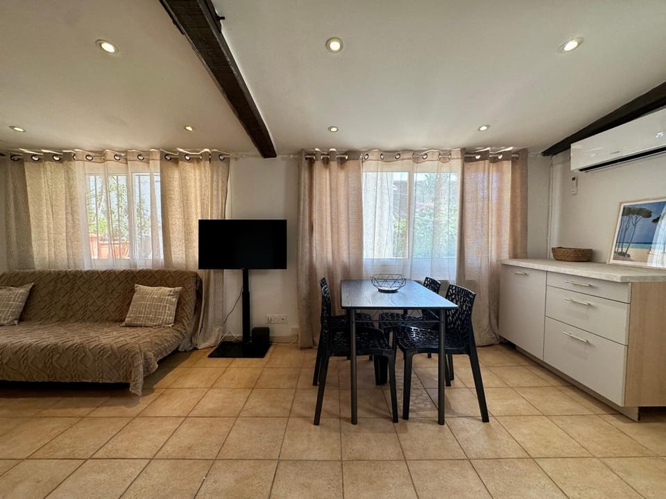 PLAGE Pointe Croisette Parking Apartment in Cannes