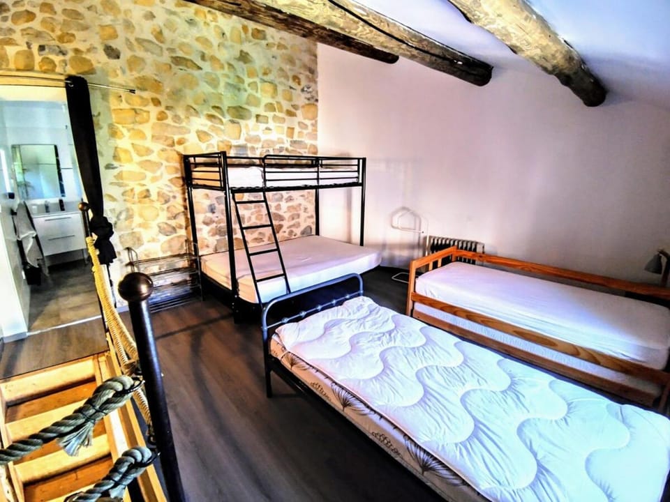 Gîte 1 à 6 pers air conditioné in Lussan La Mordorée House in Provence