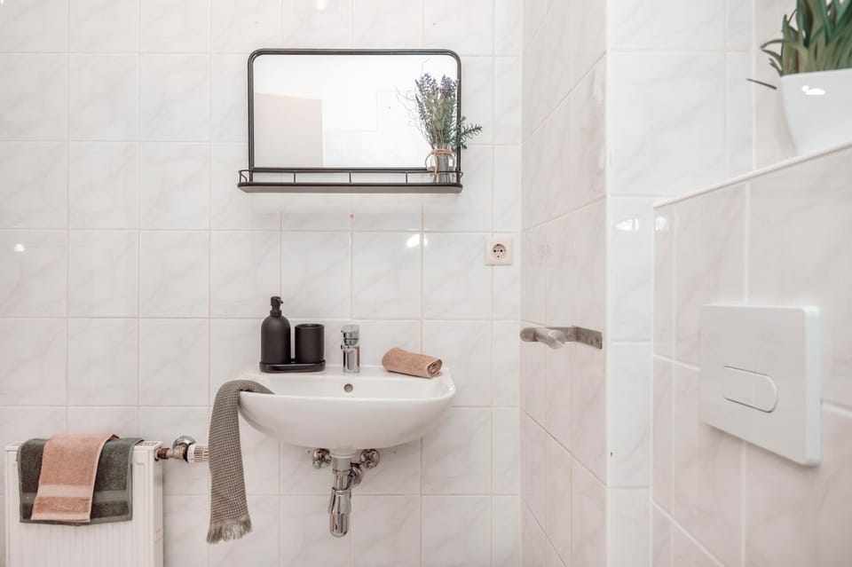 SpaceStays Krefeld Zentrum Apartment For 4 WIFI Kitchen Apartment in Krefeld