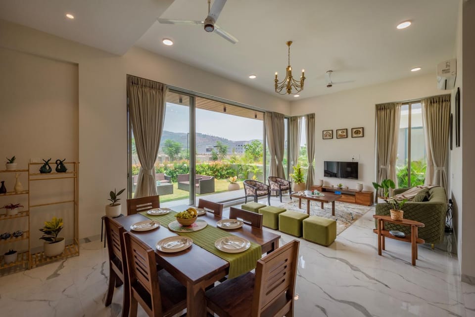 TV and multimedia, Living room, Seating area, Dining area, Mountain view