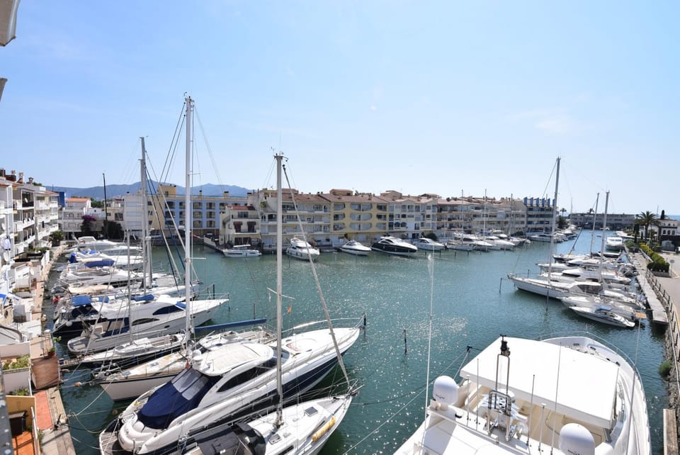 407-Apartamento vistas canal Apartment in Alt Empordà