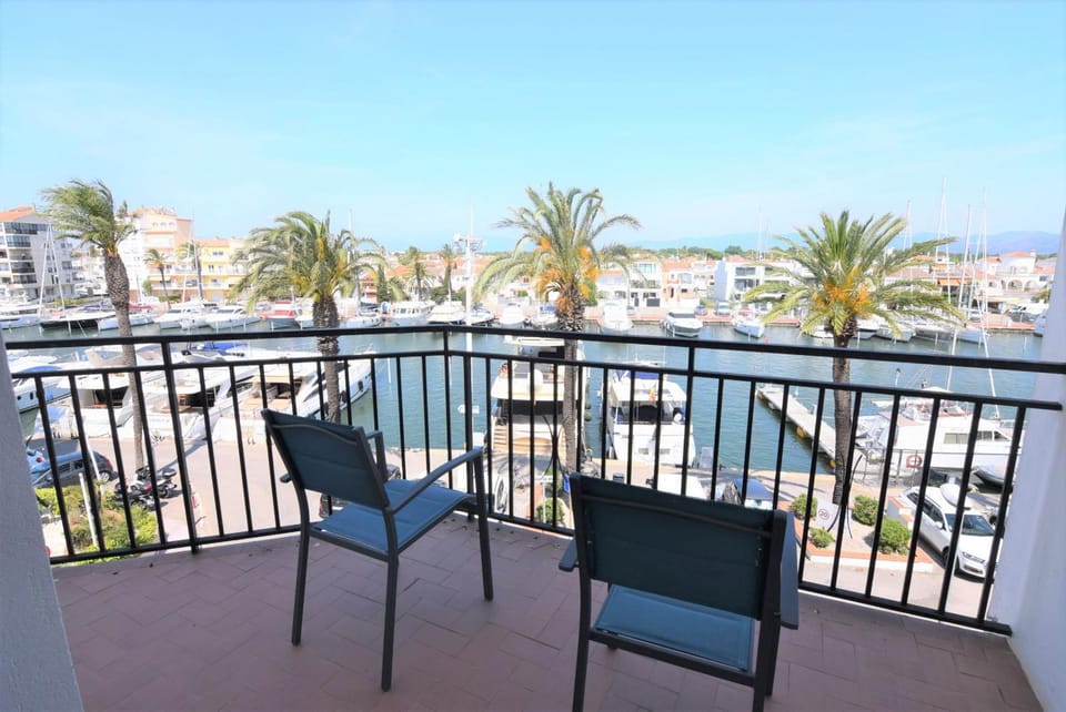 407-Apartamento vistas canal Apartment in Alt Empordà